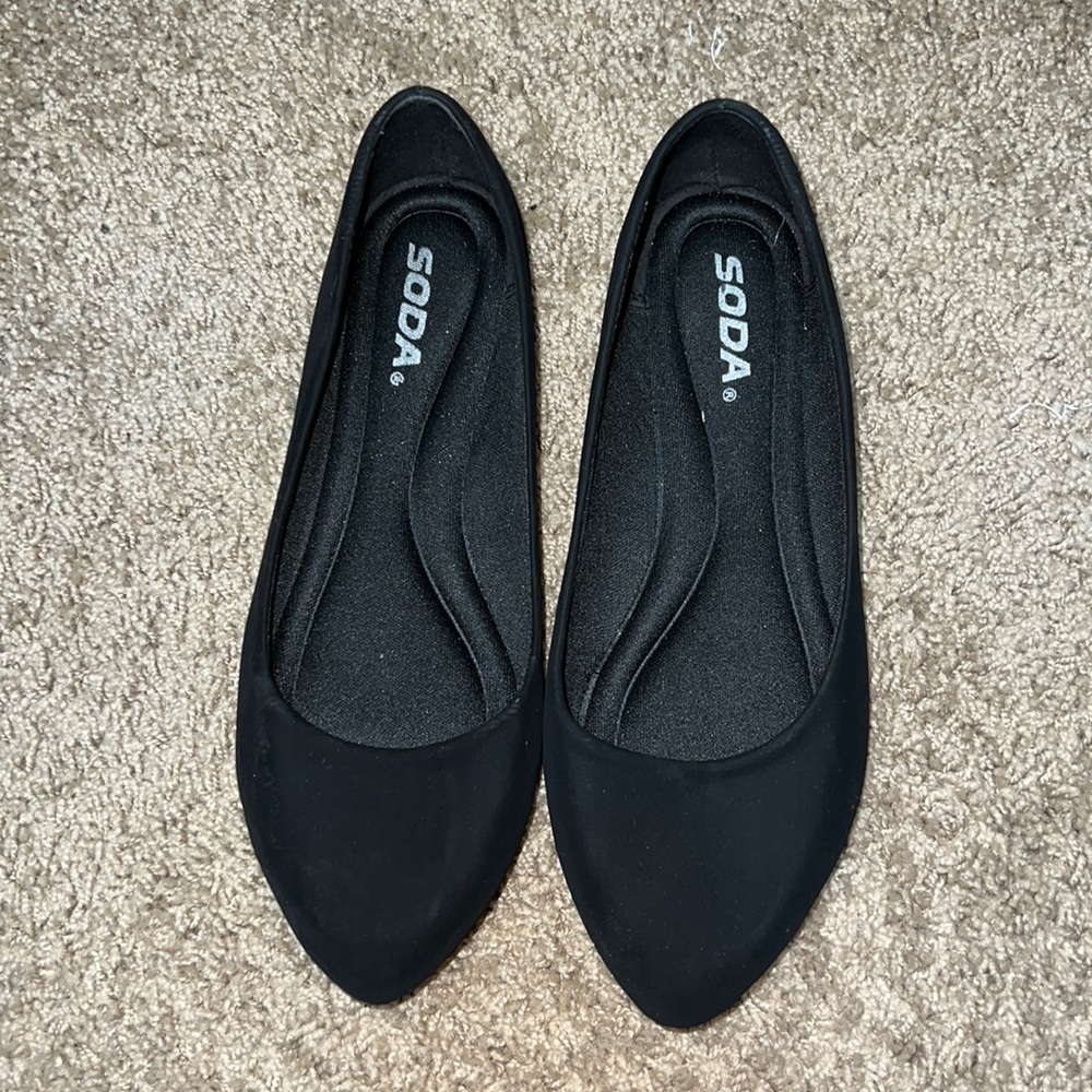 Pointy black flats